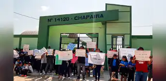 Piura: infantes estudian junto a pozos sépticos colapsados tras 4 meses de paralizada la reconstrucción