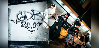 Guerreros del bajo vuelve a las calles tras 10 años y sacan "Bella ladrona" Guerreros del bajo vuelve a las calles tras 10 años y sacan "Bella ladrona"