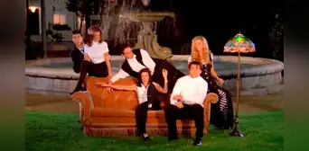 'Friends': la descomunal cifra por la que fue subastado el famoso sofá naranja de la serie en su 30 aniversario 'Friends': la descomunal cifra por la que fue subastado el famoso sofá naranja de la serie en su 30 aniversario