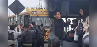 Manifestantes exigen a conductor acatar el paro y obligan a los pasajeros bajar del carro: "Todos debemos apoyar a la marcha" Manifestantes exigen a conductor acatar el paro y obligan a los pasajeros bajar del carro: "Todos debemos apoyar a la marcha"