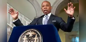 Los 5 cargos de los que es acusado Eric Adams, alcalde de Nueva York que negó una eventual renuncia