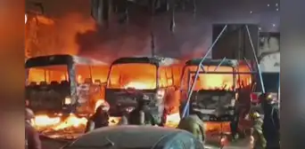 Incendio arrasa vehículos de transporte público; sospechan que extorsionadores están implicados Incendio arrasa vehículos de transporte público; sospechan que extorsionadores están implicados