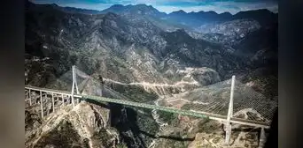 Así se construyó el puente más alto de América Latina: está sostenido por 152 tiras de acero y supera a la Torre Eiffel