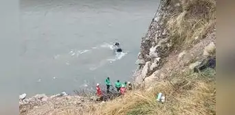 Vehículo se despista y cae a río Mantaro con pasajeros a bordo: Policía trabaja para recatara los cuerpos Vehículo se despista y cae a río Mantaro con pasajeros a bordo: Policía trabaja para recatara los cuerpos