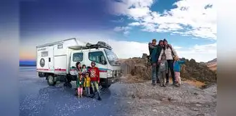 'Los Mundo', la familia que viajó durante 5 años en un camión por 17 países de América con sus 3 niños y 2 mascotas