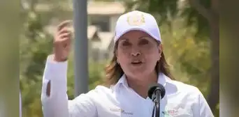 Dina Boluarte comete exabrupto en pleno discurso: "Estamos trabajando car*j*" Dina Boluarte comete exabrupto en pleno discurso: "Estamos trabajando car*j*"