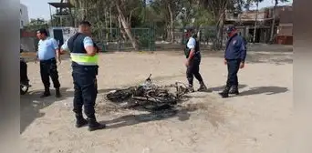 Piura: capturan a presunto delincuente y prenden fuego a su motocicleta