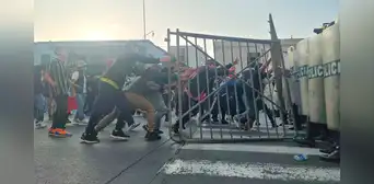 PNP lanza bombas lacrimógenas y perdigones a comerciantes y transportistas que llegaron al Congreso PNP lanza bombas lacrimógenas y perdigones a comerciantes y transportistas que llegaron al Congreso