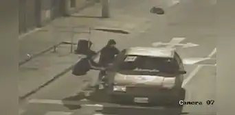 Pareja enfrenta a golpes a delincuentes en Comas: imágenes muestran ataque que terminó en la huida de asaltantes Pareja enfrenta a golpes a delincuentes en Comas: imágenes muestran ataque que terminó en la huida de asaltantes