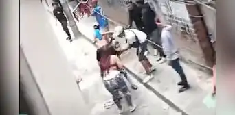 Ternas intervienen vivienda donde vendían droga, pero terminan golpeados por vecinos en Cercado de Lima Ternas intervienen vivienda donde vendían droga, pero terminan golpeados por vecinos en Cercado de Lima