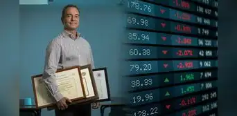 El hombre con más títulos universitarios del mundo tiene 13 carreras: dejó la bolsa de valores para estudiar fisioterapia El hombre con más títulos universitarios del mundo tiene 13 carreras: dejó la bolsa de valores para estudiar fisioterapia