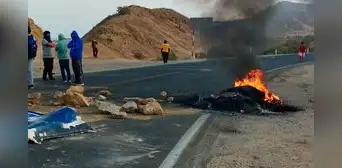 Bloquean la Panamericana Norte: 700 pescadores artesanales protestan contra Produce por nueva normativa Bloquean la Panamericana Norte: 700 pescadores artesanales protestan contra Produce por nueva normativa