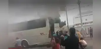 Bus se incendia en Huaura y más de 20 pasajeros escapan por las ventanas tras romper vidrios