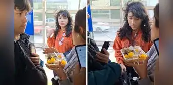 Pasajera come CEVICHE en Metropolitano lleno y desata debate en redes: "¡Se pasó!" Pasajera come CEVICHE en Metropolitano lleno y desata debate en redes: "¡Se pasó!"