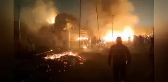 Lurigancho-Chosica: fuerte incendio consume una fábrica de colchones y moviliza a 10 unidades de bomberos