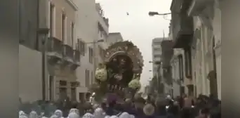 Preciso momento en que la Imagen del Señor de los Milagros casi se cae durante la segunda procesión