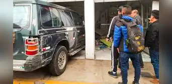 Mala: Conductor ebrio incrustó su camioneta en una farmacia tras impactar con mototaxi Mala: Conductor ebrio incrustó su camioneta en una farmacia tras impactar con mototaxi