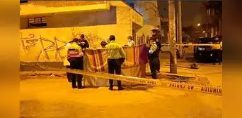 Tragedia en Comas: sicarios asesinan a joven con más de 10 disparos a pocos metros de su vivienda