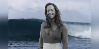 Giulia Manfrini, la surfista que falleció tras ser atravesada por un pez aguja mientras surfeaba en el mar de Indonesia