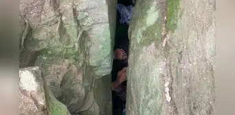 Joven cayó entre rocas y quedó atrapada boca abajo durante 7 horas al intentar recuperar su teléfono Joven cayó entre rocas y quedó atrapada boca abajo durante 7 horas al intentar recuperar su teléfono