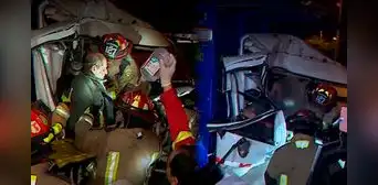 Accidente en la Panamericana Sur deja 2 heridos: copiloto quedó atrapado en camión tras choque con bus