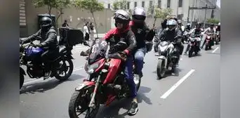 Motociclistas protestan frente a Congreso por nueva ordenanza: "Nos roban, no compramos moto para el sicariato"