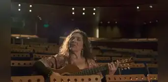 Lourdes Carhuas presenta en el Gran Teatro Nacional su primer disco sinfónico “Por esas trenzas” Lourdes Carhuas presenta en el Gran Teatro Nacional su primer disco sinfónico “Por esas trenzas”