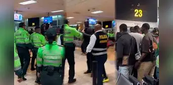 Altercado en Aeropuerto Jorge Chávez: turistas extranjeros varados más de una semana impiden abordaje a Bogotá Altercado en Aeropuerto Jorge Chávez: turistas extranjeros varados más de una semana impiden abordaje a Bogotá