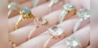 Mujer compra un anillo en un mercadillo y 33 años después descubre su costoso valor
