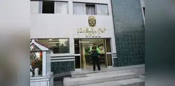 Jefe de la comisaría de Apolo y dos suboficiales caen por presunto cobro de coima Jefe de la comisaría de Apolo y dos suboficiales caen por presunto cobro de coima