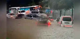 Inundaciones paralizan autopista en Bogotá: 200 vehículos afectados y clases suspendidas Inundaciones paralizan autopista en Bogotá: 200 vehículos afectados y clases suspendidas