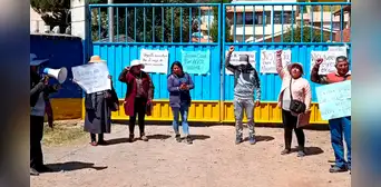 Cierran puertas de colegio en Puno para evitar retorno de directora: señalan que maltrata a alumnos Cierran puertas de colegio en Puno para evitar retorno de directora: señalan que maltrata a alumnos