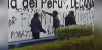 Sujetos vandalizan muro histórico de San Marcos y agreden a estudiante durante protestas por nuevas elecciones Sujetos vandalizan muro histórico de San Marcos y agreden a estudiante durante protestas por nuevas elecciones