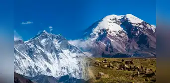 ¿Sabías que la montaña más alta del mundo está en Sudamérica?: supera al Everest y se encuentra en la mitad del planeta Tierra