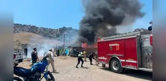 Incendio de gran magnitud afecta recicladora y chanchería en Chorrillos: locales no contaban con permiso para funcionar Incendio de gran magnitud afecta recicladora y chanchería en Chorrillos: locales no contaban con permiso para funcionar