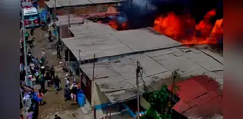Fuerte incendio afecta cuatro inmuebles en Ventanilla: bomberos atienden la emergencia Fuerte incendio afecta cuatro inmuebles en Ventanilla: bomberos atienden la emergencia