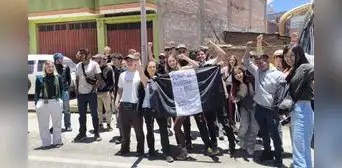 Extranjeros varados por bloqueo de puente Ilave se unieron a paro nacional: "Puno es dignidad y paz" Extranjeros varados por bloqueo de puente Ilave se unieron a paro nacional: "Puno es dignidad y paz"