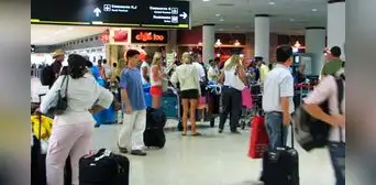 Pasajeros en EE. UU. denuncian ‘prácticas abusivas e ilegales’ en aeropuerto de Miami que los afecta económicamente Pasajeros en EE. UU. denuncian ‘prácticas abusivas e ilegales’ en aeropuerto de Miami que los afecta económicamente