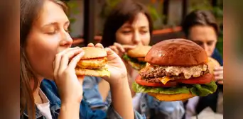 ¿Qué es una hamburguesa smash? Esta es la diferencia de una hamburguesa tradicional y por qué todos la aman ¿Qué es una hamburguesa smash? Esta es la diferencia de una hamburguesa tradicional y por qué todos la aman