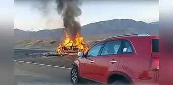 Dos personas mueren calcinadas en choque de auto y camioneta en Panamericana Sur, cerca al peaje de Nazca Dos personas mueren calcinadas en choque de auto y camioneta en Panamericana Sur, cerca al peaje de Nazca
