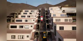 Este ascensor de 20 pisos fue construido sobre un cerro de Surco y desafía la ingeniería: tiene asientos y funciona desde hace 15 años Este ascensor de 20 pisos fue construido sobre un cerro de Surco y desafía la ingeniería: tiene asientos y funciona desde hace 15 años