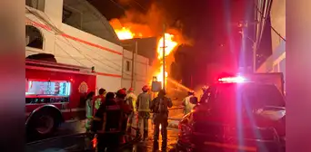 Fuerte incendio en San Martín de Porres consume depósito de pinturas: vecinos reclaman por aire tóxico