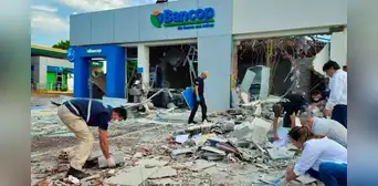 Violento ataque en Paraguay: grupo armado explota sucursal bancaria y escapa con un botín de 350 mil dólares Violento ataque en Paraguay: grupo armado explota sucursal bancaria y escapa con un botín de 350 mil dólares