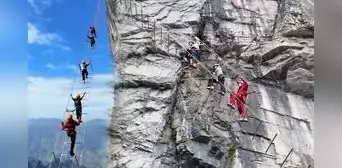 La 'Escalera al Cielo', la sorprendente atracción a 1.500 metros de altura en China: no apta para cardíacos. La 'Escalera al Cielo', la sorprendente atracción a 1.500 metros de altura en China: no apta para cardíacos.