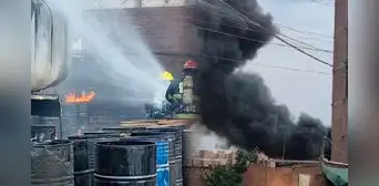 Incendio en San Martín de Porres: llamas consumieron almacén clandestino de cisternas de combustible Incendio en San Martín de Porres: llamas consumieron almacén clandestino de cisternas de combustible