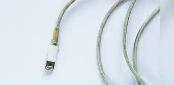 ¿El cable de tu teléfono se puso amarillo? Estas son las causas y cómo debes limpiarlo correctamente