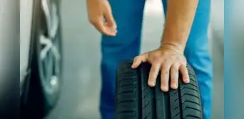 ¿Tienes una emergencia y no sabes cómo cambiar la llanta de tu auto? Aprende cómo hacerlo por ti mismo