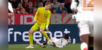 Manuel Neuer fue expulsado por primera vez en su carrera tras brutal tacleada al estilo NFL en la Copa de Alemania Manuel Neuer fue expulsado por primera vez en su carrera tras brutal tacleada al estilo NFL en la Copa de Alemania