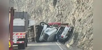 Arequipa: conductor y copiloto salvan de morir tras ser aplastados por tráiler en la Panamericana Sur