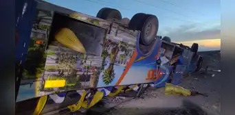 Bus turístico se despista en la Panamericana Sur y deja un muerto y 27 heridos en su ruta hacia Arequipa Bus turístico se despista en la Panamericana Sur y deja un muerto y 27 heridos en su ruta hacia Arequipa